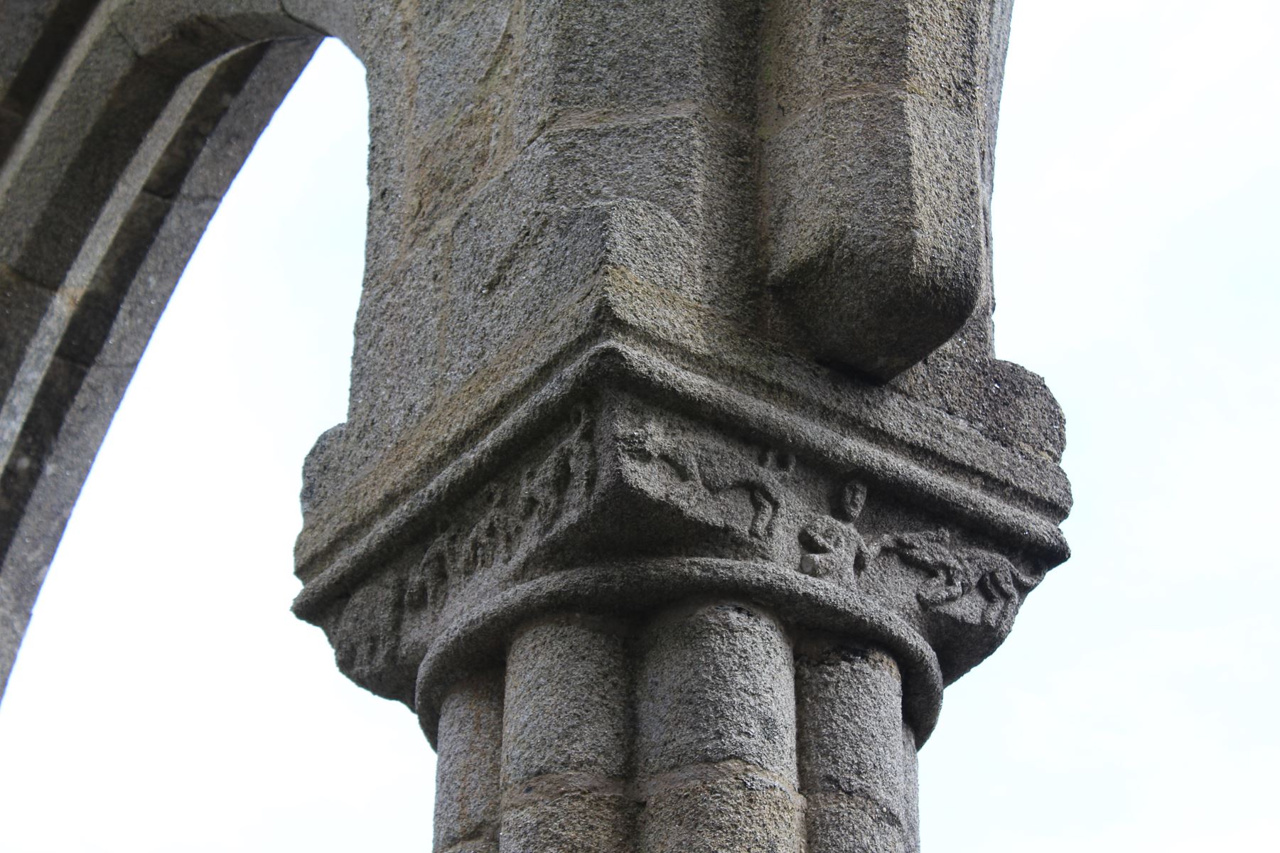 Chapiteau décoré de l'église de Lambour